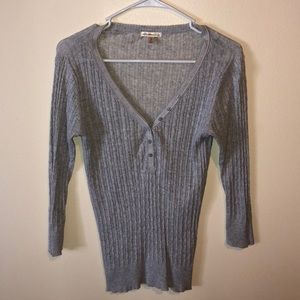 Quarter sleeve knit top